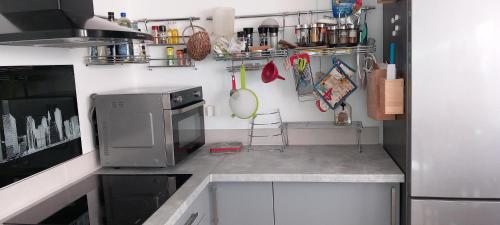 Il comprend une petite cuisine équipée d'une cuisinière et d'un réfrigérateur. dans l'établissement Bezons La Defense, à Bezons