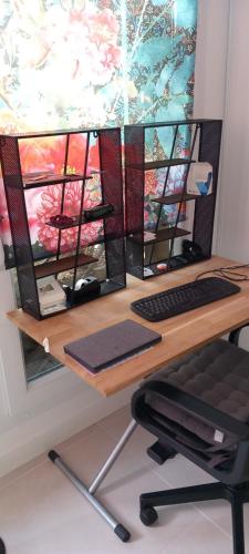 un ordinateur avec un clavier et un moniteur dans l'établissement Bezons La Defense, à Bezons