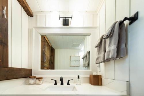 Phòng tắm tại Berkshire Vacation Rentals: Stonebridge Cabin: Modern Amenities Enjoy Nature