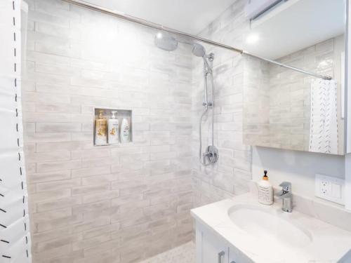 Bilik mandi di Downtown Great Barrington Enjoy Mountain Views