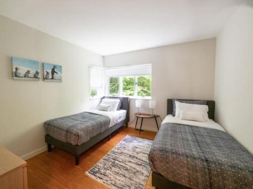 1 dormitorio con 2 camas y ventana en Berkshire Vacation Rentals: High End Berkshires Getaway 