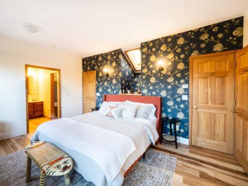 ein Schlafzimmer mit einem großen Bett mit blauen und goldenen Tapeten in der Unterkunft Private Berkshires Home On 5+ Acres Rustic & Chic in Otis