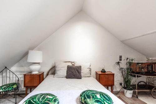 ein Schlafzimmer mit einem Bett mit grünen Kissen darauf in der Unterkunft Espaces Gîtes in Sainte-Escobille
