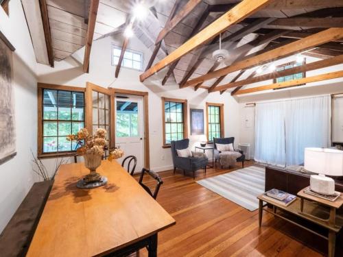 Berkshire Vacation Rentals: Private Cottage Come Enjoy Nature في Canaan: غرفة معيشة مع طاولة خشبية وأريكة