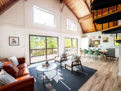 sala de estar con sofá y mesa en Berkshire Vacation Rentals: Beautiful Barn Style Home On Otis Reservoir, en East Otis