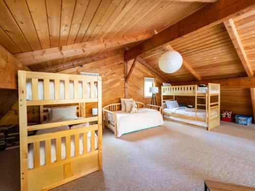 1 dormitorio con 2 literas en una cabaña de madera en Berkshire Vacation Rentals: Beautiful Barn Style Home On Otis Reservoir, en East Otis