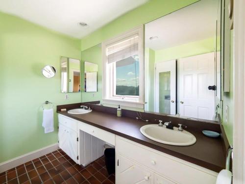 baño con 2 lavabos y espejo grande en Berkshire Vacation Rentals: Private Oasis: 16 Acres Pool, en Chatham