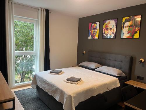 1 dormitorio con 1 cama con cuadros en la pared en Hall of fame -Center en Split