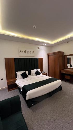 a bedroom with a large bed in a hotel room at اضواء السلام للشقق المخدومة in Medina