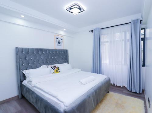 sypialnia z dużym łóżkiem i oknem w obiekcie Fabby homes w mieście Nairobi