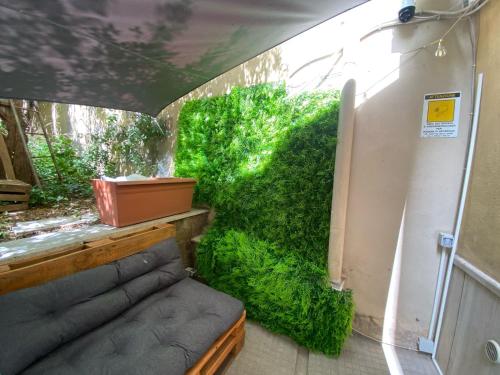 une chambre remplie d'herbe verte à côté d'un canapé dans l'établissement The Green House, à Rome
