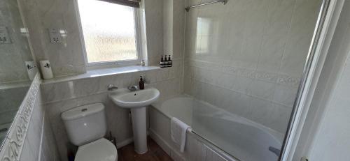 y baño con aseo, lavabo y ducha. en SAV Apartment Two Bed Flat Uxbridge en Uxbridge