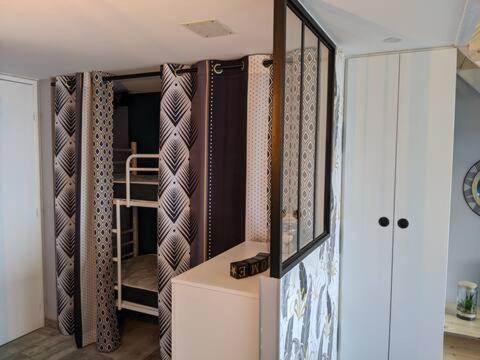 une pièce avec un placard contenant des cravates dans l'établissement Duplex Cap d'Agde vue mer avec piscine, au Cap d'Agde