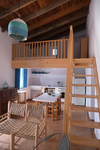 eine Küche und ein Wohnzimmer mit einem Hochbett in der Unterkunft CAN TONI DEN MESTRE in Cala Saona