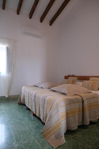 2 camas en una habitación con paredes blancas en CAN TONI DEN MESTRE, en Cala Saona