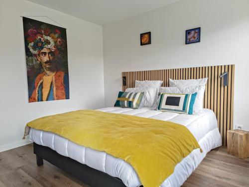 - une chambre avec un lit orné d'une peinture murale dans l'établissement KERLAGATU, à Quimper