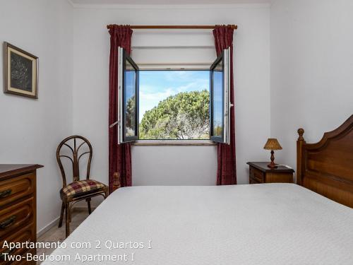 アルマカオ・デ・ペラにあるAkisol Armação Pera Relaxのベッドルーム(ベッド1台、窓付)