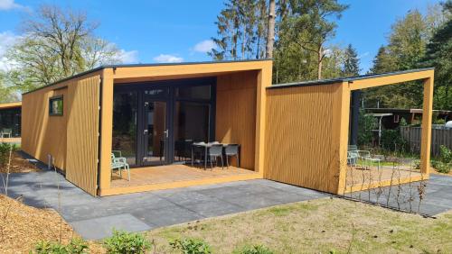 ダルフセンにあるLodgepark 't Vechtdalの小さな木造家屋(パティオ付)