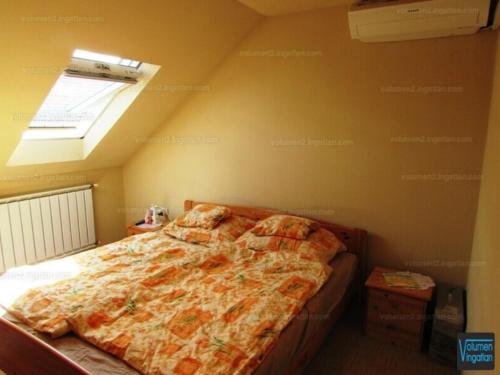 um quarto com uma cama num quarto em Budapest Residence em Vác