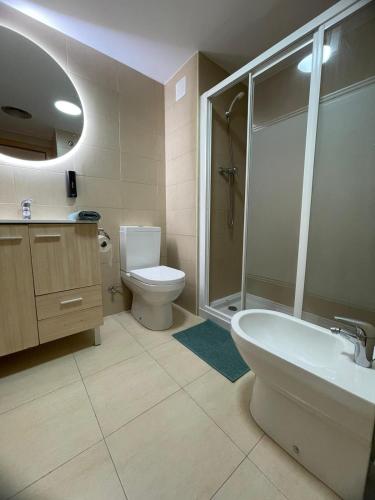 a bathroom with a toilet and a shower and a sink at Apartament Mar Beach Lloret in Lloret de Mar