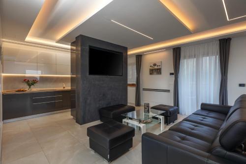 ein Wohnzimmer mit einem Sofa und einem TV in der Unterkunft Villa Vilani Spa & Pool - Happy Rentals in Crikvenica