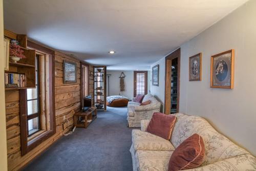ein Wohnzimmer mit einem Sofa und 2 Stühlen in der Unterkunft The Rose in Leadville