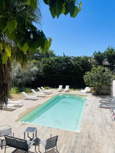 une piscine avec des chaises longues et une piscine dans l'établissement Studio moderne tout confort, à La Valette-du-Var