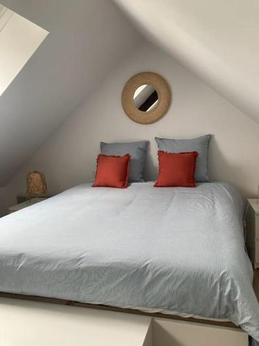 um quarto com uma cama com duas almofadas em Chez David et Bene em Rennes