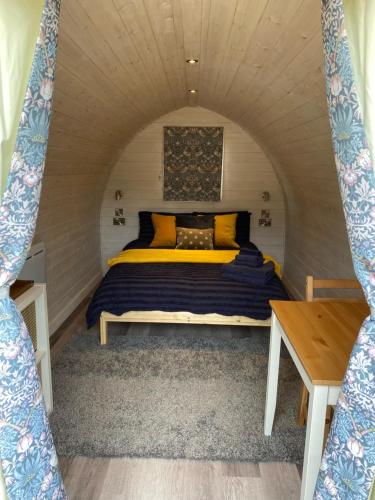Postel nebo postele na pokoji v ubytování The Downs Stables Glamping Pod Theos Charm