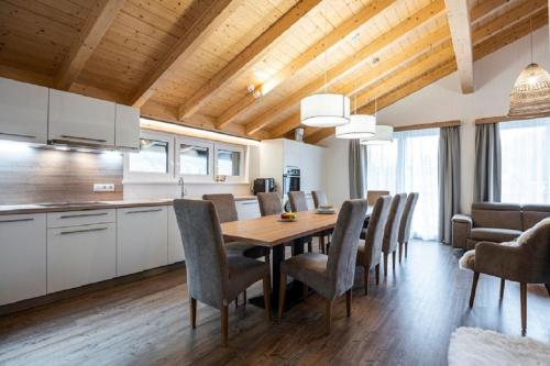 Una cocina o zona de cocina en Chalet Dorf Wagrain Alpenleben by AlpenTravel