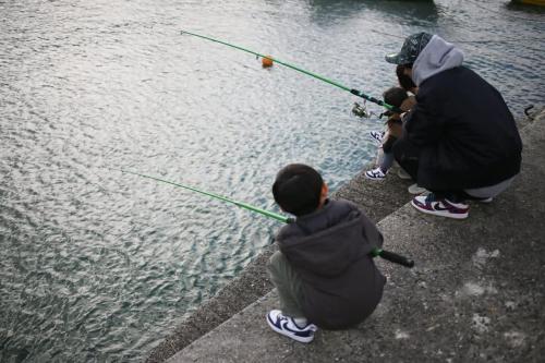 a group of children fishing in a body of water at bLOCAL KAI House - with Ocean view good for 8 PPL Free WiFi in Komatsu