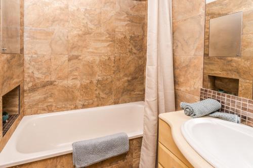 une salle de bains avec baignoire, toilettes et lavabo dans l'établissement Michele Apartment, à Jávea