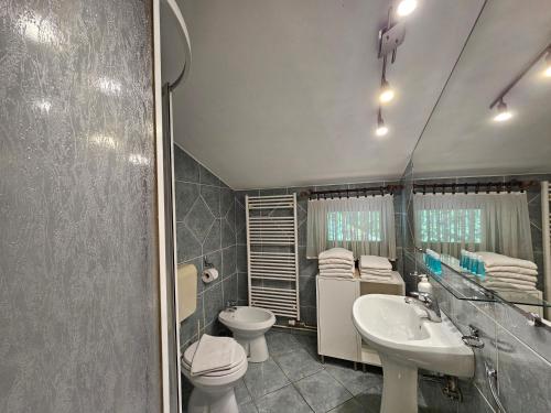 uma casa de banho com um lavatório, um WC e um espelho. em Apartment Nina with private terrace Tour As Ljubljana em Ljubljana
