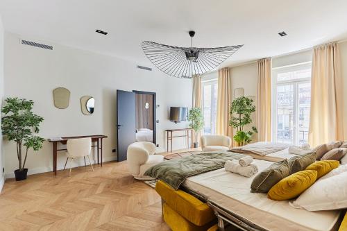 une grande chambre avec un grand lit et un bureau dans l'établissement Apartement Place Vendome by Studioprestige, à Paris