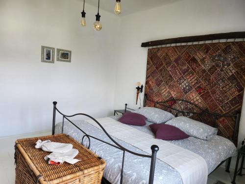 1 dormitorio con 1 cama con almohadas moradas en Moongardenhouse, en Kováčovce