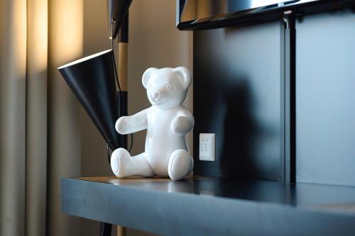 a white teddy bear sitting on top of a table at Cityden Stadshart in Amstelveen