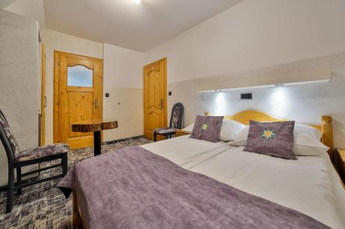 a hotel room with a bed and a chair at Śwarna Wynajem Pokoi in Zakopane