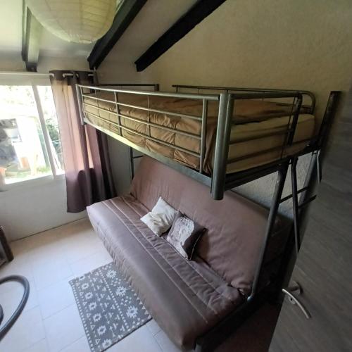 - un lit superposé avec 2 oreillers sur la couchette inférieure dans l'établissement Maison bord de mer, à Penta-di-Casinca