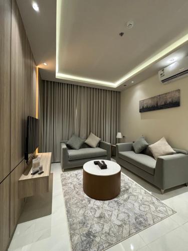 Sala de estar con 2 sofás y mesa de centro en رنز بالاس للشقق الفندقية en Dammam