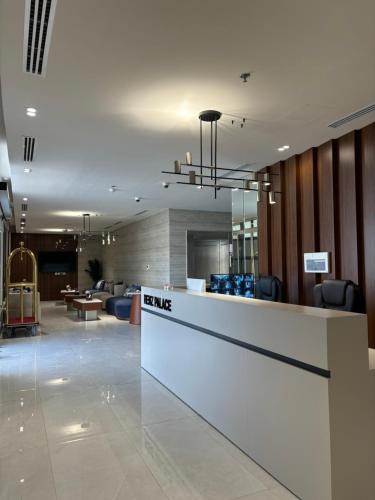 un vestíbulo de oficina con recepción y sillas en رنز بالاس للشقق الفندقية, en Dammam