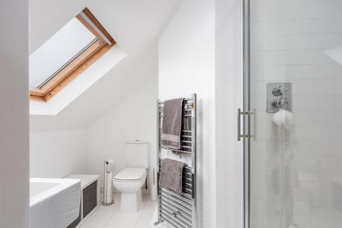 普雷斯蒂克的住宿－67 Midton Road，白色的浴室设有卫生间和水槽。