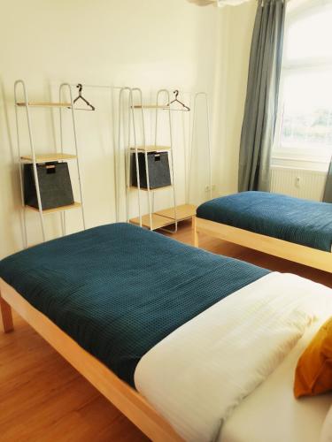 um quarto com 2 camas e 2 espelhos em Apartments in Magdeburg em Magdeburg