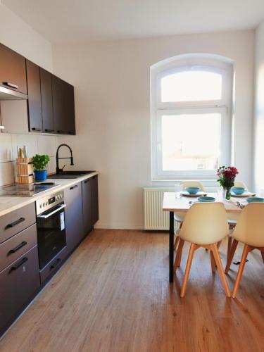 Kitchen o kitchenette sa Apartments in Magdeburg