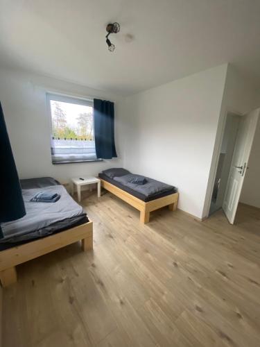 Zimmer mit 2 Betten und einem Fenster in der Unterkunft Zimmervermietung Mauersberger in Wendeburg