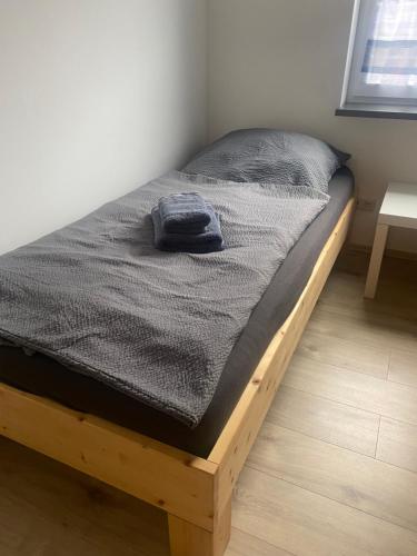 ein Bett mit einem Handtuch darüber in der Unterkunft Zimmervermietung Mauersberger in Wendeburg