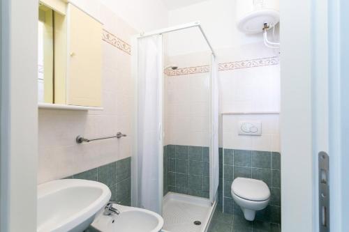 a small bathroom with a toilet and a sink at Luxemburg in Caorle