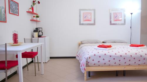 a bedroom with a bed and a table and a desk at The Relax Apartment - Le Cà De Boron in Montagnana