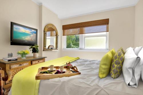 Postel nebo postele na pokoji v ubytování NEW Amazing large 3BR direct oceanfront Penthouse On Ocean Drive!!