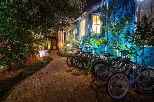 uma fila de bicicletas estacionadas em frente a um edifício em Amazing Modern Property 5 BR Next to French QT & Bourbon em Nova Orleans
