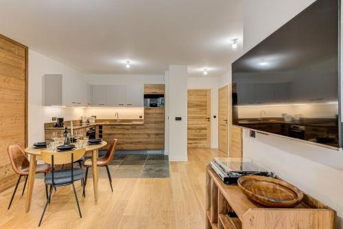 une cuisine et une salle à manger avec une table et des chaises dans l'établissement White Pearl A03 - Alpes Travel - Central Chamonix - Sleeps 2-4, à Chamonix-Mont-Blanc